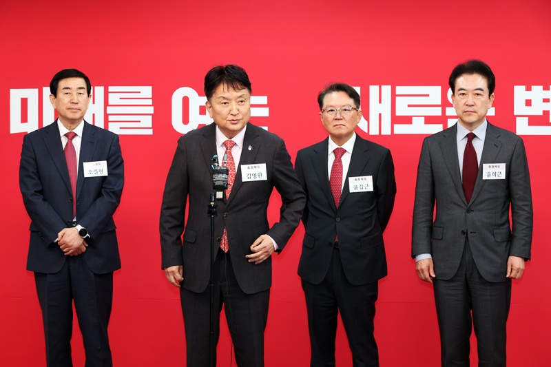 6.3 지방선거 충청북도 도지사 예비후보들이 지난 11일 오전 서울 여의도 국민의힘 중앙당사에서 제9회 전국동시지방선거 공천 면접 심사를 마친 후 취재진 질문에 답변을 하고 있는 모습이다. 왼쪽부터 조길형 충주시장, 김영환 현 충북도지사, 윤갑근 변호사, 윤희근 전 경찰청장. / 뉴시스