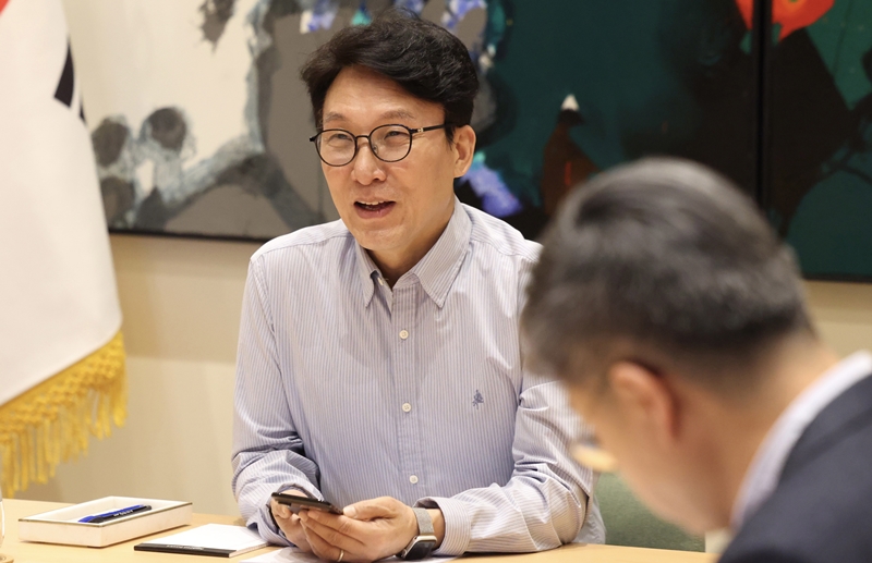 방송인 김어준 씨가 김민석 국무총리의 미국 순방을 두고 이재명 대통령의 ‘차기 주자군 육성 프로그램의 일환’으로 해석하자, 김 총리가 “어처구니없는 공상”이라며 불쾌감을 드러냈다. 사진은 미국 순방중인 김 총리가 지난 15일(현지 시간) 미국 뉴욕 유엔대표부에서 정부서울청사 외교부 종합상황실 간 영상 간부회의를 주재하고 있는 모습. / 뉴시스