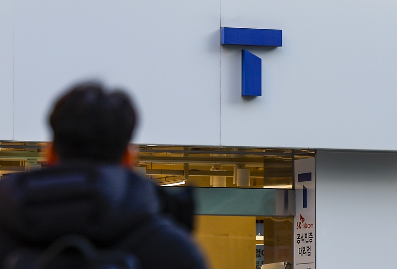 SKT가 고객 중심 전략으로 경쟁력을 키운다. 지난해 해킹 사태로 대규모 가입자 이탈을 겪어 고객과의 접점을 늘릴 필요성이 커졌다. / 뉴시스