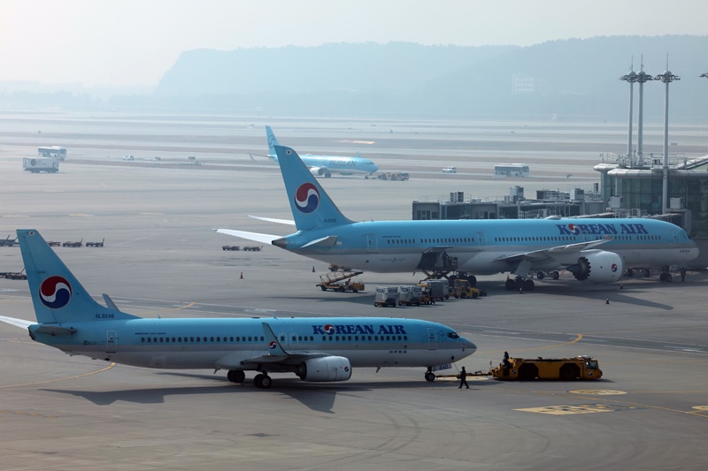= 이란 전쟁 여파로 급등한 국제유가로 항공사 유류할증료도 큰 폭으로 상승할 것이 예상된다. 4월 유류할증료 고시를 앞둔 16일 오전 인천국제공항 계류장에 항공기들이 운항 준비를 하고 있다.