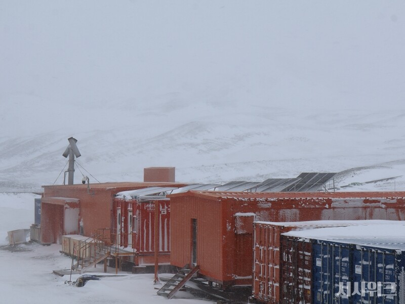 거센 눈보라가 휘몰아치는 남극세종과학기지의 블리자드 현장. / 사진=남극특별취재팀