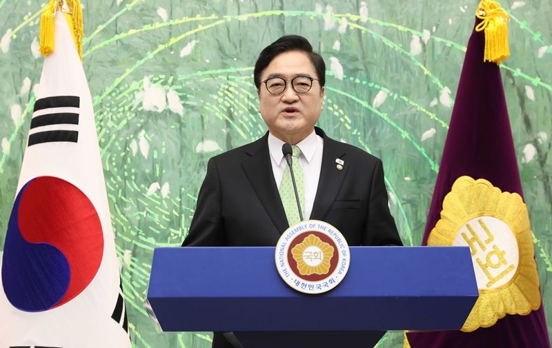 우원식 국회의장이 지난 10일 오전 서울 여의도 국회의장 접견실에서 열린 개헌 관련 긴급 기자회견에서 발언을 하고 있다. 우 국회의장은 "계엄 국회통제 강화, 5·18정신 전문수록, 지방균형발전 등을 개헌에 담아야 한다"고 밝혔다. / 뉴시스