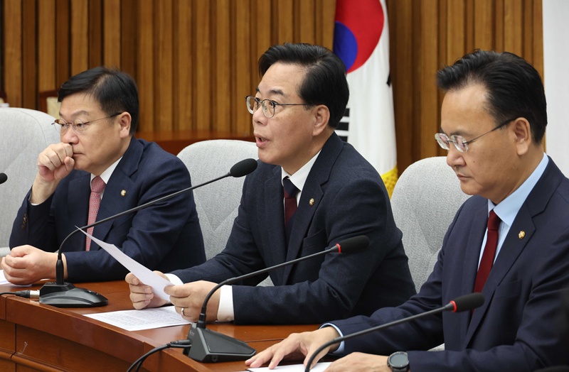 이재명 대통령이 연일 추가경정예산(추경)의 신속한 추진을 강조하는 가운데 국민의힘이 공개적으로 반대 의사를 밝혔다. 사진은 송언석 국민의힘 원내대표가 17일 오전 서울 여의도 국회에서 열린 원내대책회의에서 발언하는 모습. / 뉴시스