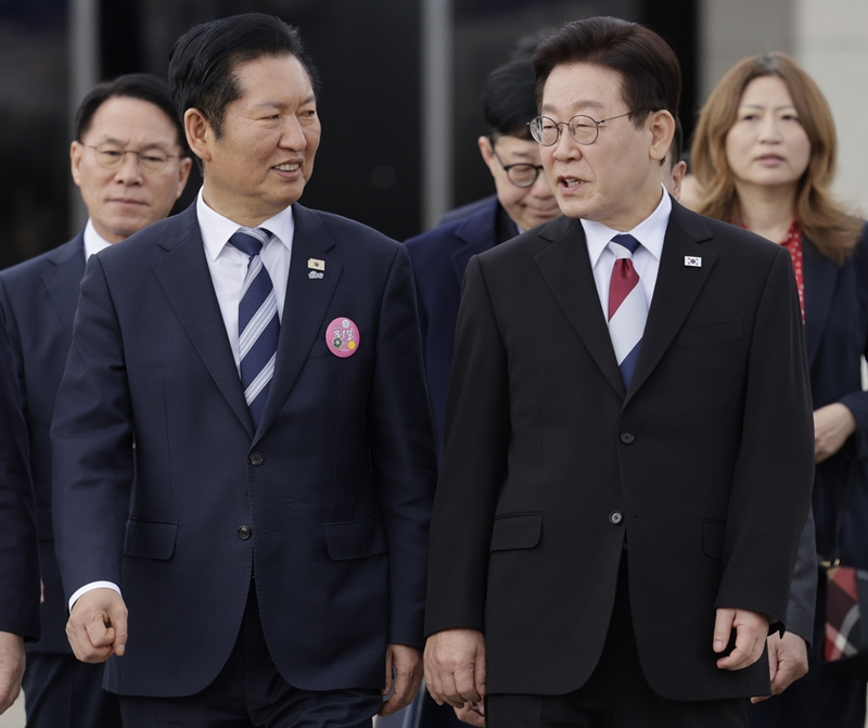 검찰개혁을 둘러싼 더불어민주당 내 갈등이 봉합 국면으로 접어들었다. 사진은 이재명 대통령이 지난 1일 경기 성남 서울공항에서 정청래 민주당 대표와 대화하며 공군1호기로 향하고 있는 모습. / 뉴시스