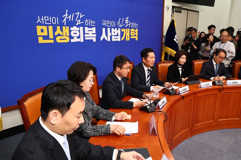 정청래 더불어민주당 대표가 17일 국회에서 검찰개혁 관련 긴급 기자회견을 하고 있다. / 뉴시스