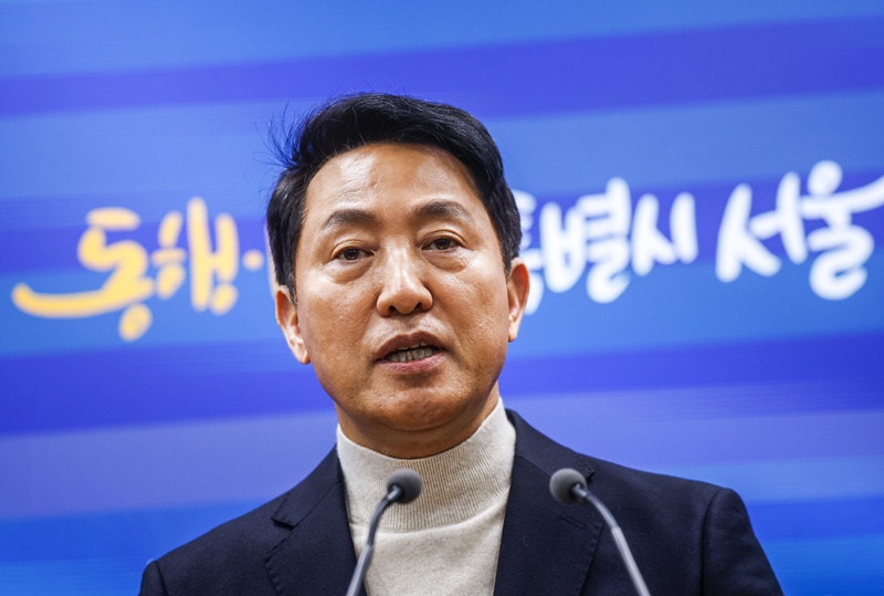 오세훈 서울시장이 17일 서울 중구 서울시청에서 공천 신청 관련 입장 발표를 하고 있다. / 뉴시스