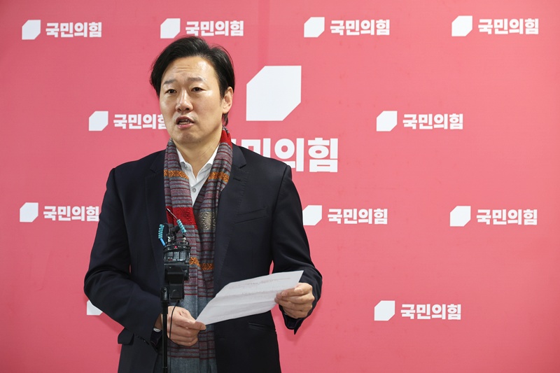 박수민 국민의힘 의원이 17일 오후 서울 여의도 국회에서 지방선거 서울시장 후보 공천 접수 의사를 밝히는 모습이다. / 뉴시스