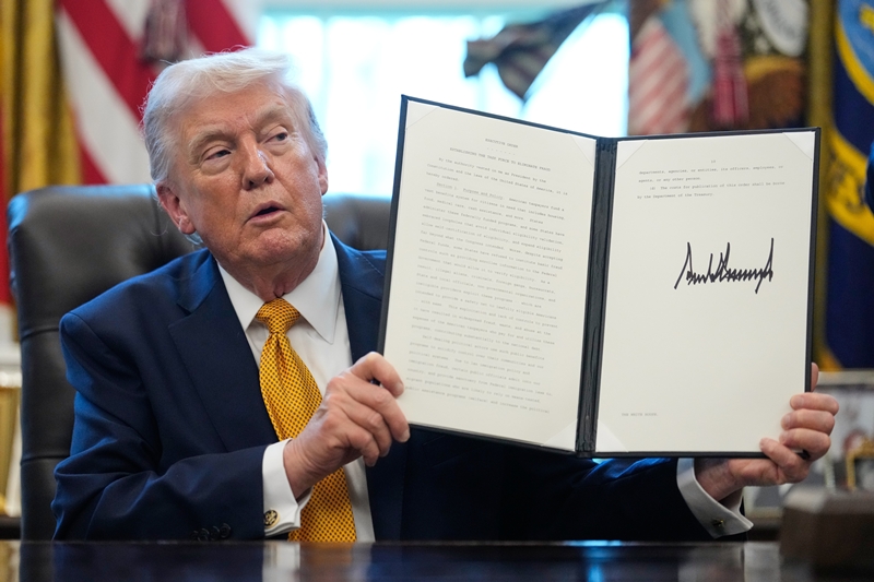 도널드 트럼프 미국 대통령이 16일(현지 시간) 백악관 집무실에서 ‘사기 근절 태스크포스' 설치 행정명령에 서명한 후 이를 들어 보이고 있다. 부통령을 의장으로 하는 이 행정명령은 태스크포스가 연방 복지 프로그램 전반에 걸친 사기, 낭비, 남용을 차단하기 위한 포괄적인 국가 전략을 조율하도록 지시하고 있다. /워싱턴=AP/뉴시스