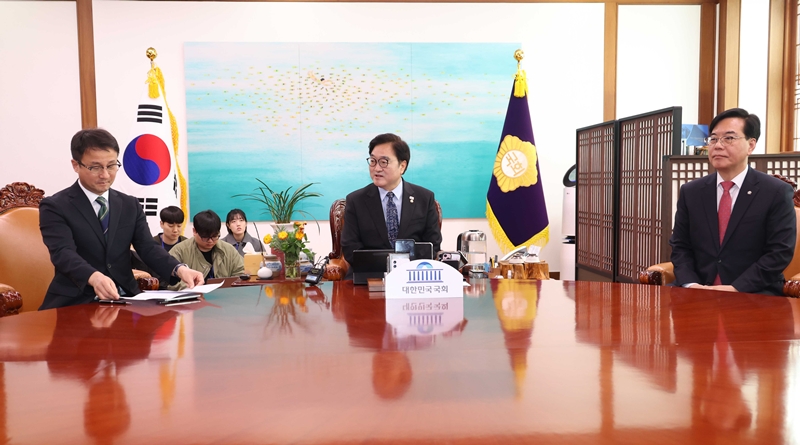 더불어민주당이 이재명 대통령 관련 사건 등 이른바 ‘윤석열 정권 조작기소 의혹’에 대한 국회 국정조사를 추진하는 가운데, 우원식 국회의장이 여야에 국정조사특별위원회 구성을 요청했다. 사진은 우 의장이 지난 12일 국회에서 열린 의장 주재 여야 원내대표 회동에서 발언을 하고 있는 모습. 왼쪽부터 한병도 민주당 원내대표, 우 의장, 송언석 국민의힘 원내대표. / 뉴시스