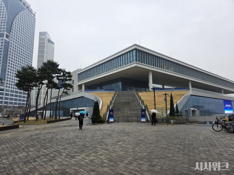 18일 경기도 수원컨벤션센터 삼성전자 주주총회장 입구. 비가 오는 날씨에도 사람들이 우산을 쓰고 주총장으로 들어서고 있다./ 박설민 기자