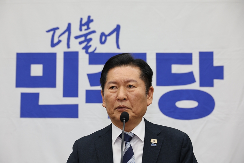 정청래 더불어민주당 대표가 18일 후반기 국회 원 구성과 관련해 모든 국회 상임위원장을 가져올 수 있다는 점을 언급했다. 사진은 정 대표가 지난 17일 국회에서 열린 의원총회에서 발언을 하고 있는 모습. / 뉴시스