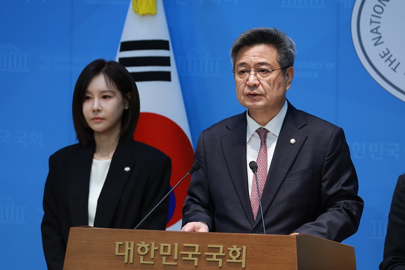 김장겸 국민의힘 의원과 유튜버 쯔양 대리인 김태연 변호사가 18일 오전 서울 여의도 국회 소통관에서 구제역 재판소원 관련 기자회견을 하고 있다. / 뉴시스