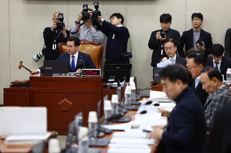 ‘중대범죄수사청(중수청)법’이 더불어민주당 주도로 국회 행정안전위원회를 통과했다. 국민의힘은 즉각 기자회견을 열고 “민주당의 입법폭주”라며 규탄에 나섰다. 사진은 신정훈 국회 행정안전위원장이 18일 행안위 전체회의에서 의사봉을 두드리고 있는 모습. / 뉴시스