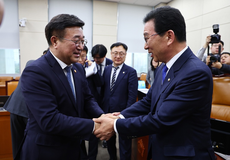 법안은 위원 표결 끝에 참석 의원 17명 중 찬성 12명, 반대 5명으로 가결됐다. 사진은 신정훈 위원장과 윤호중 행정안전부 장관이 18일 행안위 전체회의에서 중대범죄수사청 설치법 통과 후 산회한 뒤 악수하는 모습. / 뉴시스