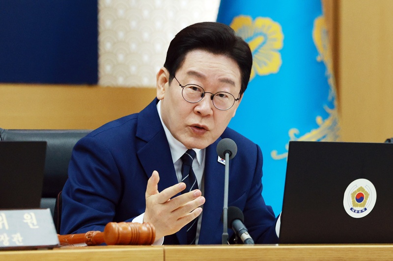 이재명 대통령이 사업자대출의 부동산 유용에 대해 사기죄 적용 가능성과 전수조사를 언급하며 강경 대응 방침을 밝혔다. / 뉴시스