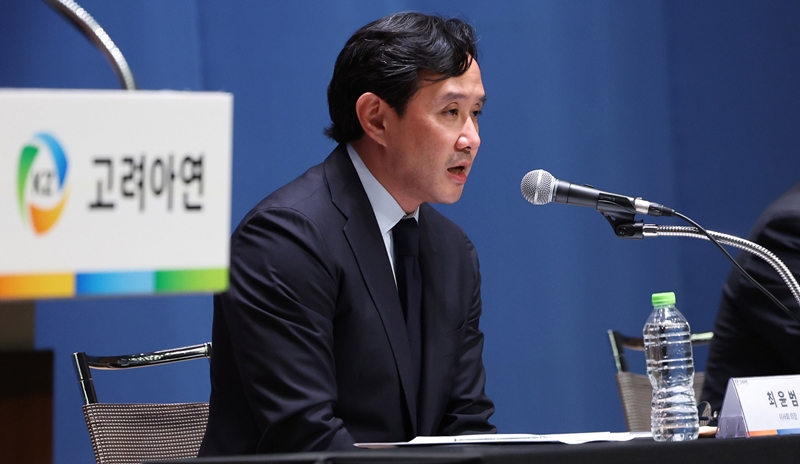 고려아연은 오는 24일 정기 주주총회를 개최할 예정이다. 최윤범 고려아연 회장의 재선임 여부에 관심이 쏠리고 있다. / 뉴시스