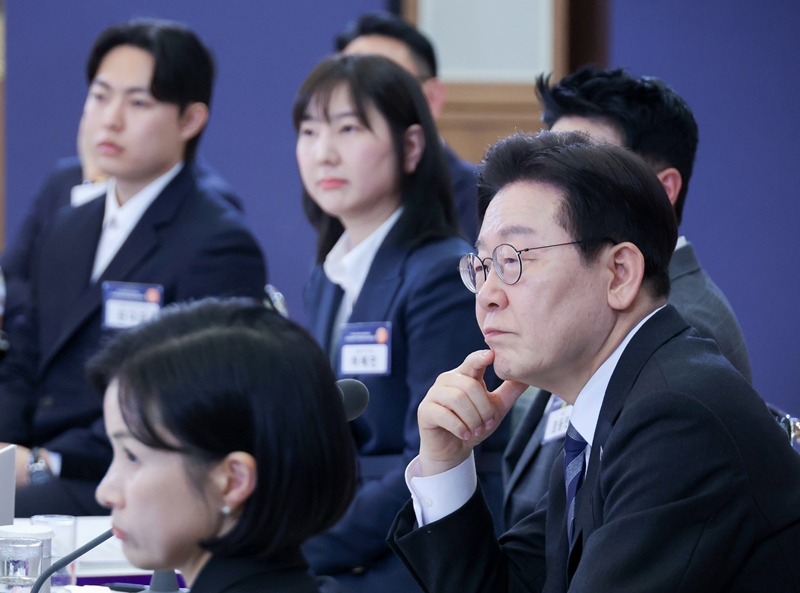 이재명 대통령이 18일 청와대에서 열린 자본시장 안정과 정상화 간담회에서 참석자 발언을 듣고 있다. (청와대통신사진기자단) / 뉴시스