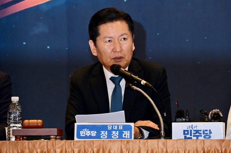 ‘공소취소 거래설’로 논란이 이어지던 상황에서 정청래 더불어민주당 대표가 거래설이 제기된 김어준 씨 유튜브 방송에 출연했다. 사진은 정 대표가 18일 오후 경남 진주시 MBC 컨벤션 진주에서 열린 현장 최고위원회에서 발언하고 있는 모습. / 뉴시스