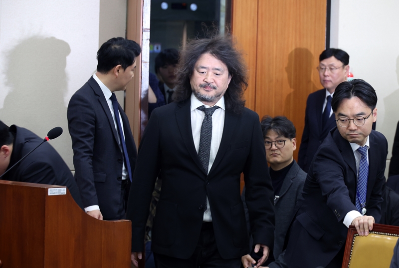 정청래 더불어민주당 대표가 ‘공소취소 거래설‘로 논란이 이어지던 상황에서 김어준 씨 유튜브 방송에 출연한 것을 두고 당 안팠에선 정 대표가 김씨에게 힘을 실어주기 위한 것이라는 해석이 나왔다. 사진은 김씨가 2024년 12월 13일 국회에서 과학기술정보방송통신위원회 전체회의에 출석하고 있는 모습. / 뉴시스