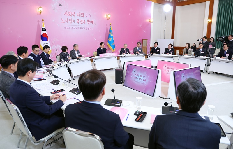 이재명 대통령이 경사노위 출범 토론회에서 고용 유연성 논의를 언급하면서도 사회안전망 강화와 노동시장 불합리 해소 필요성을 강조했다. / 뉴시스 