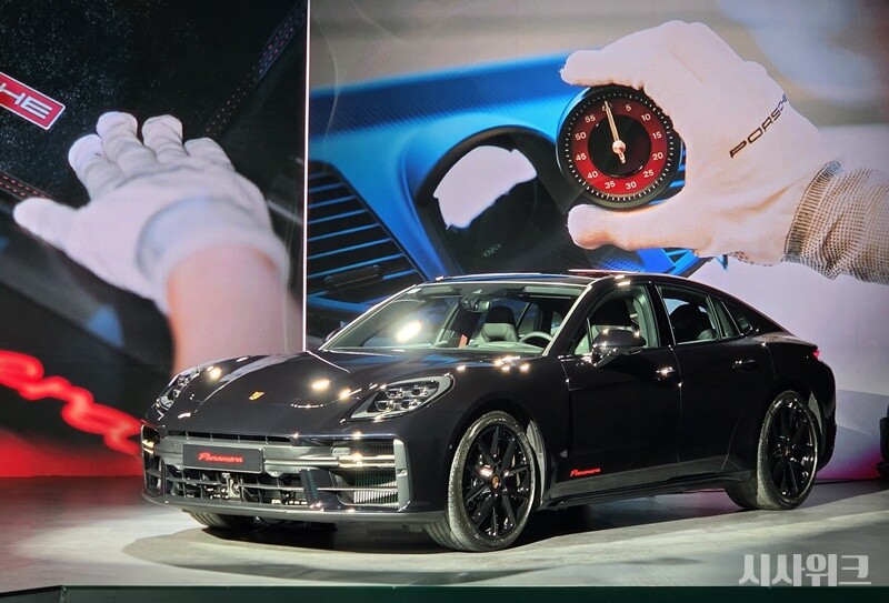 포르쉐코리아가 올해 한국 전용 한정판 모델인 파나메라 레드 익스클루시브를 출시한다. / 광진구=제갈민 기자