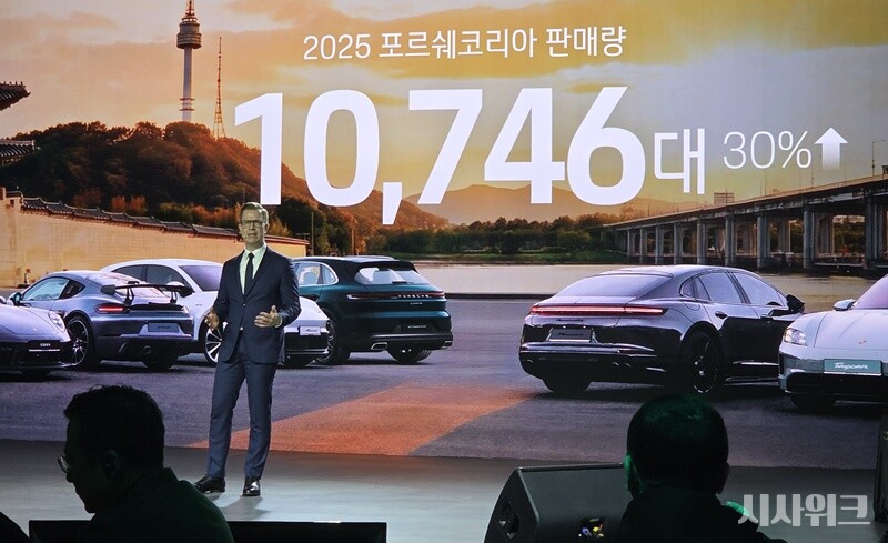 포르쉐코리아는 19일 오전 서울 광진구에서 2026 신년 기자 간담회를 개최하고 지난해 성과 공유 및 올해 판매 전략, 신차 투입 계획 등에 대해 설명했다. 사진은 마티아스 부세 포르쉐코리아 대표이사가 기자간담회에 참석해 발표하는 모습. / 광진구=제갈민 기자