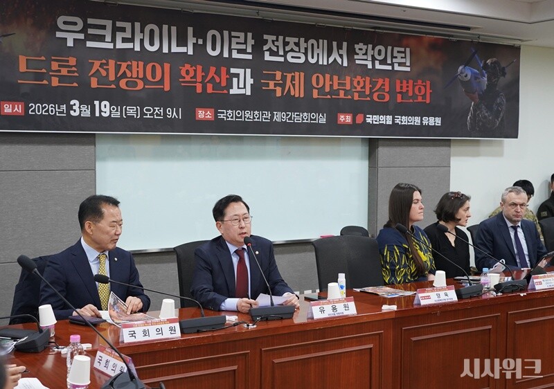 유용원 국민의힘 의원이 세미나에서 “드론이 전장의 ‘게임체인저’로 부상하며 전쟁의 상식이 바뀌고 있다”고 강조하고 있다. / 사진=김두완 기자