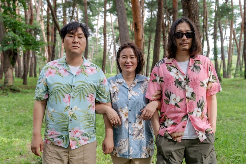 이기혁 감독이 가족을 중심 소재로 삼은 이유를 설명했다. (왼쪽부터) 윤경호와 김금순, 이동휘. / 런온컴퍼니, 바이포엠스튜디오