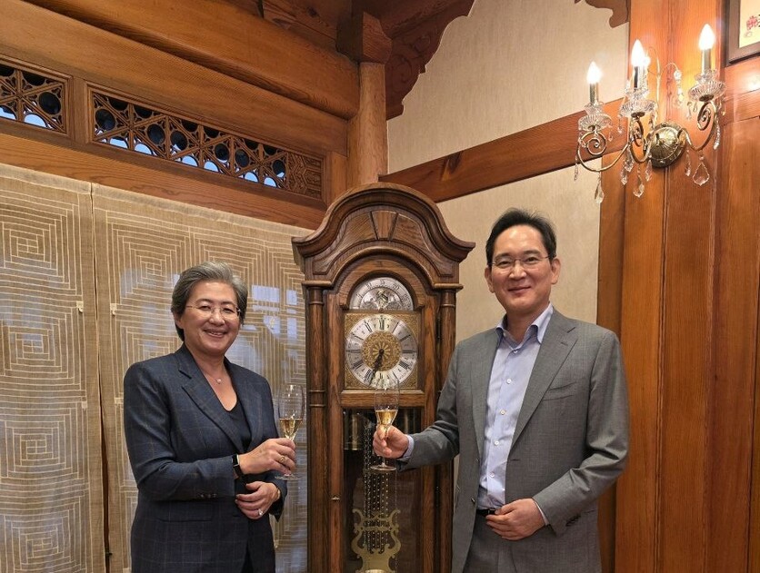 삼성전자는 18일 평택사업장에서 미국 AI 반도체 기업 ‘AMD’와  차세대 AI 메모리, 컴퓨팅 기술 분야 협력 확대 업무협약(MOU)을 체결했다. (우측부터) 사진은 만찬에서 만난 이재용 삼성전자 회장과 리사 수 AMD CEO./ 삼성전자