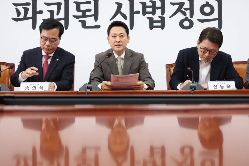 장동혁 국민의힘 당대표가 정부·여당이 추진하는 검찰개혁에 대해 “이재명 정권의 소위 ‘검찰 개혁’이 결국 ‘최악의 악’으로 결론이 났다”라고 비판했다. 사진은 19일 오전 국회에서 열린 최고위원회의에서 장동혁 대표가 발언하는 모습. / 뉴시스