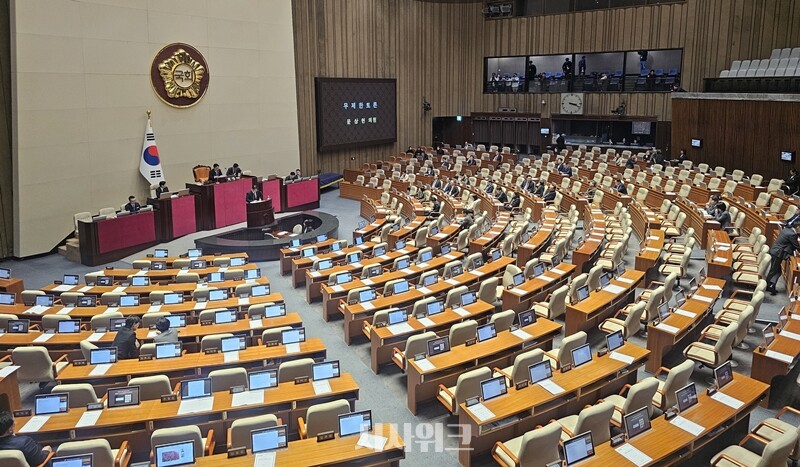 더불어민주당이 추진하는 검찰개혁안(공소청·중대범죄수사청 설치법)에 대한 국회 본회의 통과가 초읽기에 들어갔다. 사진은 윤상현 국민의힘 의원이 19일 국회 본회의에 상정된 공소청 설치법에 대한 반대 무제한 토론을 진행하고 있는 모습. / 전두성 기자