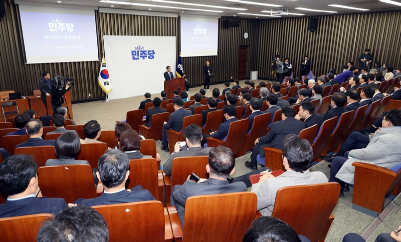 더불어민주당이 추진하는 검찰개혁안(공소청·중대범죄수사청 설치법)이 이번주 국회 본회의를 통과할 가능성이 높은 가운데, 이후엔 ‘보완수사권 존치 여부’ 문제를 두고 민주당 내 진통이 예상된다. 사진은 한병도 원내대표가 19일 오후 국회에서 열린 의원총회에서 발언을 하고 있는 모습. / 뉴시스