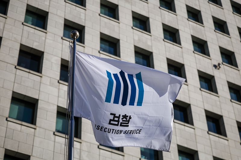 더불어민주당이 추진하는 공소청·중대범죄수사청 설치법은 각각 오는 20일과 21일 국회 본회의를 통과할 것으로 전망된다. 사진은 지난 19일 서울 서초구 대검찰청에서 검찰 깃발이 펄럭이고 있는 모습. / 뉴시스