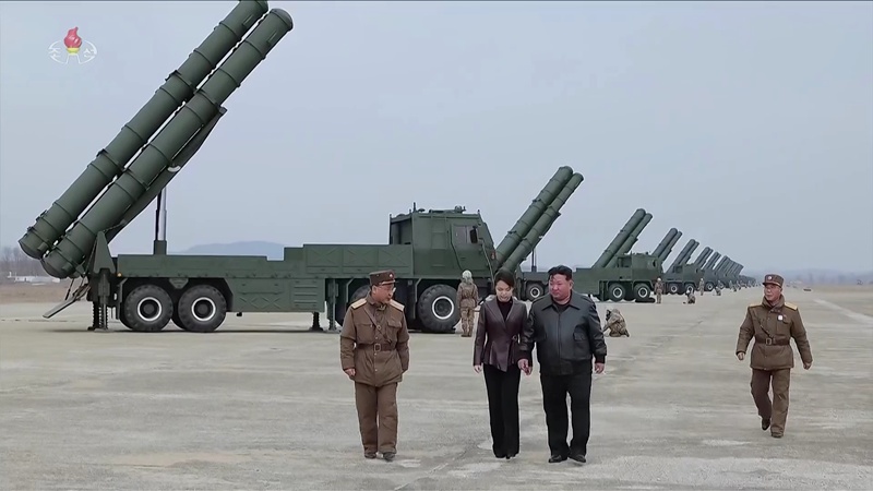 사진은 북한 조선중앙TV가 지난 14일 김정은 북한 국무위원장이 북한군 서부지구 장거리포병구분대의 600㎜ 초정밀다연장방사포 화력타격훈련을 참관했다고 15일 보도한 모습이다. 이날 참관에는 김 위원장과 함께 딸 김주애도 함께 했다.(사진=조선중앙TV 캡처) / 뉴시스