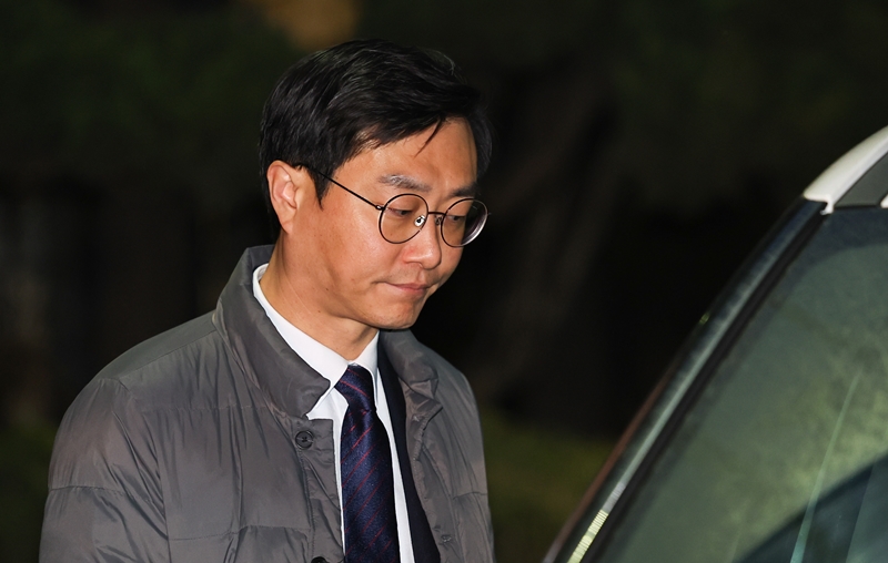 ‘성추행 의혹’을 받고 있는 장경태 의원이 20일 더불어민주당을 전격 탈당했다. 사진은 장 의원이 지난 19일 서울 종로구 서울경찰청에서 열린 성추행 의혹 사건과 관련 경찰 수사심의위원회 출석을 마친 후 차량으로 이동하고 있는 모습. / 뉴시스