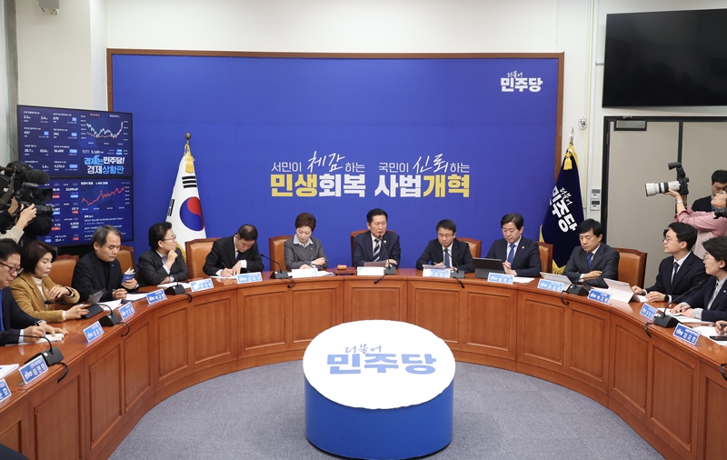 더불어민주당은 20일 ‘성추행 의혹’을 받고 있는 장경태 의원이 탈당하자, 당 윤리심판원에 제명에 준하는 중징계를 요구했다. 사진은 정청래 대표가 이날 오전 국회에서 열린 최고위원회의에서 발언을 하고 있는 모습. / 뉴시스