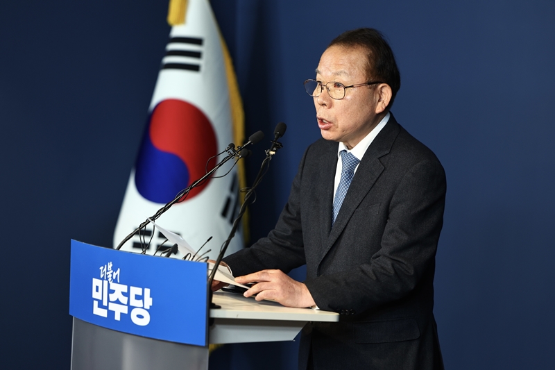 더불어민주당이 20일 ‘6·3 지방선거’ 공천과 관련해 대전시장과 충남지사 후보를 각각 경선을 통해 선출하기로 했다. 사진은 김이수 중앙당 공천관리위원장이 이날 서울 여의도 민주당 중앙당사에서 대전시장 및 충남지사 공천 심사 결과를 발표하고 있는 모습. / 뉴시스