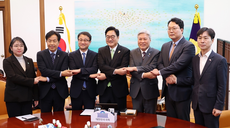 우원식 국회의장이 지난 19일 국회에서 열린 초당적 개헌추진을 위한 제정당 연석회의에서 제정당 원내대표들과 기념촬영을 하고 있다. 왼쪽부터 용혜인 기본소득당 원내대표, 윤종오 진보당 원내대표, 한병도 더불어민주당 원내대표, 우 의장, 서왕진 조국혁신당 원내대표, 천하람 개혁신당 원내대표, 한창민 사회민주당 원내대표. / 뉴시스