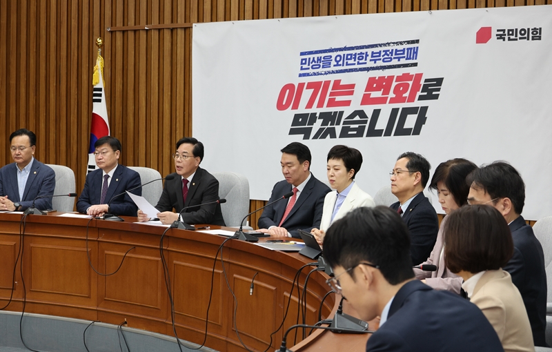 개헌 논의가 본격화한 가운데, 국민의힘은 ‘졸속 추진’이라며 반대하고 있다. 사진은 송언석 국민의힘 원내대표가 20일 국회에서 열린 원내대책회의에서 발언을 하고 있는 모습. / 뉴시스