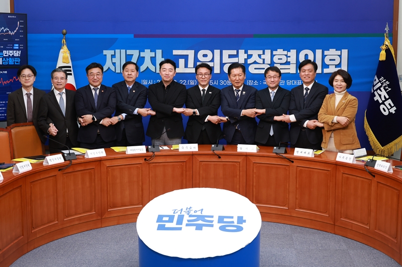 정청래 더불어민주당 대표, 김민석 국무총리, 강훈식 대통령 비서실장 등 당정 대표자들이 지난 22일 서울 여의도 국회에서 열린 제7차 고위당정협의회에서 기념촬영하고 있다. / 뉴시스