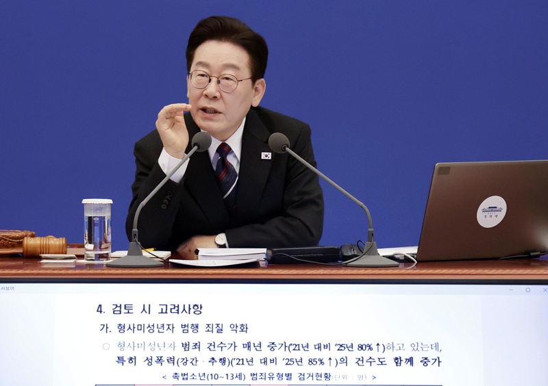 이재명 대통령이 촉법소년 연령 하향 논의와 관련해 “압도적 다수 국민은 최소 한 살은 낮춰야 한다는 의견인 것 같다”며 공론화를 거쳐 결론을 내리겠다고 밝힌 가운데, 최근 국회 토론회에서는 연령 하향보다 시스템 개선이 우선이라는 반대 의견이 제기됐다. / 뉴시스