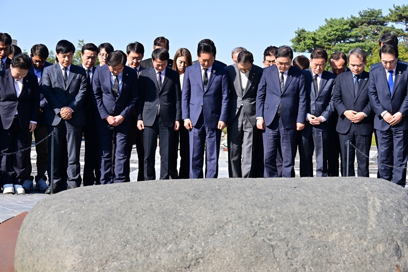 사법·검찰개혁에 대한 입법을 사실상 마무리한 더불어민주당이 민생 행보를  부각하려는 모습을 보이고 있다. 사진은 23일 정청래 대표와 당 지도부가 경남 김해시 봉하마을 고 노무현 전 대통령 묘역을 찾아 참배를 하고 있는 모습. / 뉴시스