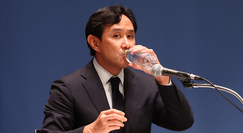사진은 최윤범 고려아연 회장이 지난 2024년 11월 13일 오후 서울 중구 대한상공회의소에서 열린 '일반공모 유상증자 계획 철회' 등과 관련 기자회견에서 물을 마시고 있는 모습. / 뉴시스