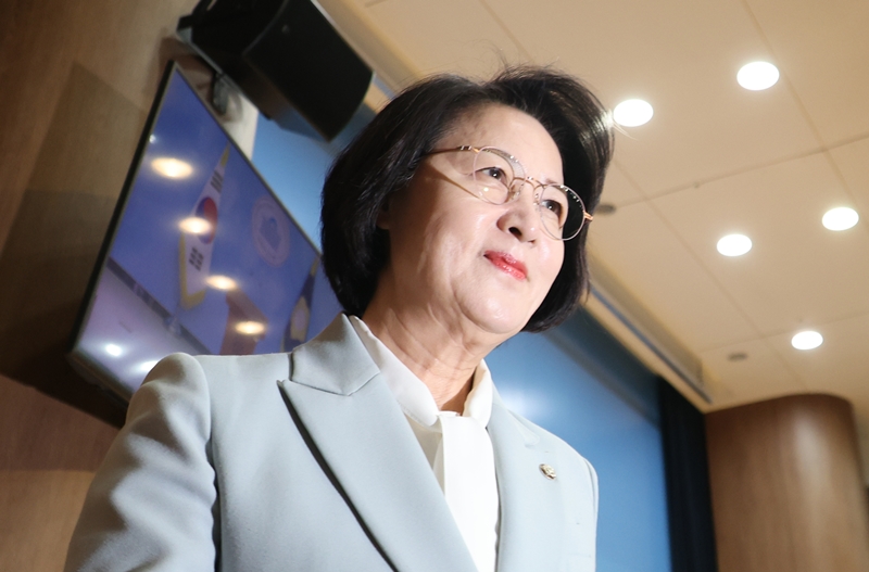 추미애 더불어민주당 의원이 경기지사 출마로 국회 법제사법위원장직을 사퇴하면서 여야가 다시 법사위원장 자리를 두고 신경전을 벌이고 있다. 사진은 추 의원이 23일 국회 소통관에서 법사위원장 사퇴 기자회견을 마친 뒤 이동하고 있는 모습. / 뉴시스