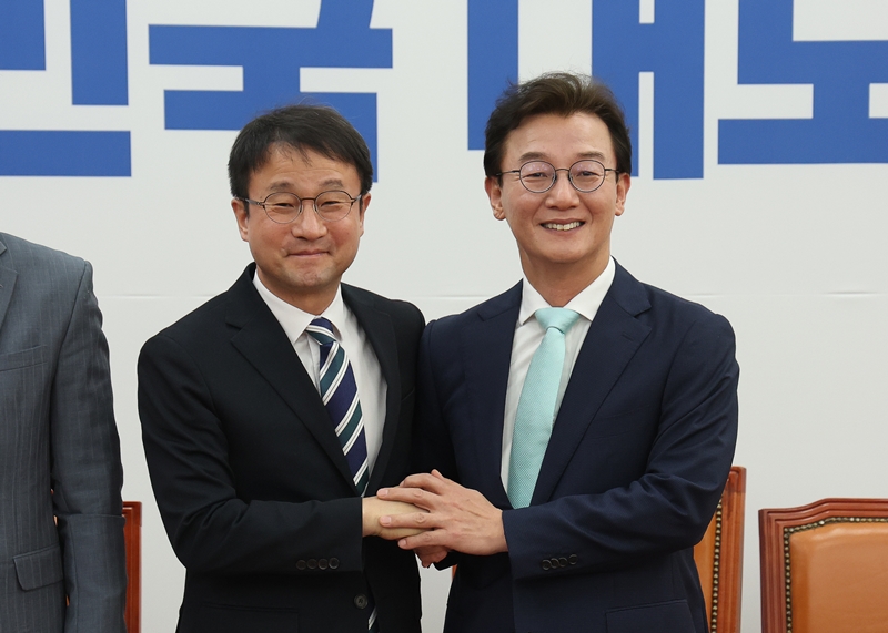 ‘6·3 지방선거’에서 부산시장 선거가 최대 격전지 중 하나로 꼽히는 가운데, ‘부산 글로벌허브도시 조성에 관한 특별법’을 둘러싼 여야의 주도권 경쟁이 치열한 모습이다. 사진은 한병도 더불어민주당 원내대표가 24일 국회에서 열린 부산 현안 관련 간담회에서 전재수 의원과 만나 기념촬영하고 있는 모습. / 뉴시스