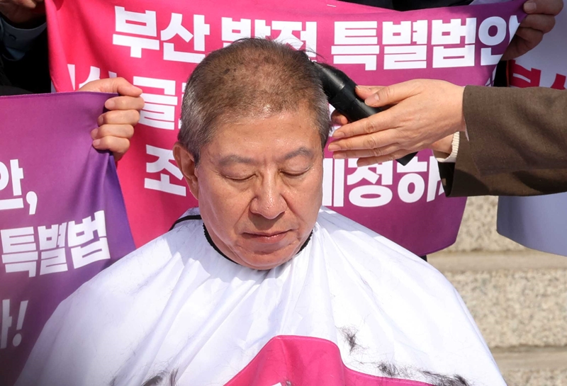 박형준 부산시장이 지난 23일 오전 국회 본청계단에서 열린 부산 글로벌허브도시특별법 관련 긴급기자회견에서 삭발을 하고 있다. / 뉴시스