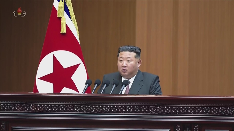 북한 조선중앙TV는 지난 23일 평양의사당에서 최고인민회의 제15기 1차회의 2일회의를 개최했다고 24일 보도했다. 김정은 국무위원장은 시정연설에서 "한국을 가장 적대적인 국가로 공인하고 가장 명백한 언사와 행동으로 철저히 배척하고 무시하면서 다루어나갈 것"이라고 밝혔다. (사진=조선중앙TV 캡처) / 뉴시스