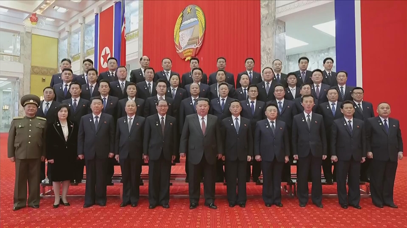 북한 조선중앙TV는 김정은 국무위원장이 지난 23일 최고인민회의 제15기 1차회의 2일회의에서 새로 임명된 내각 성원·제15기 최고인민회의 대의원들과 기념촬영 했다고 24일 보도했다. (사진=조선중앙TV 캡처) / 뉴시스