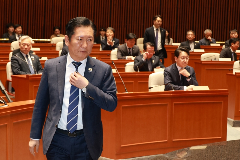 더불어민주당이 후반기 국회 원 구성과 관련해 18개의 상임위원장을 모두 갖고 오겠다고 엄포를 놓고 있다. 사진은 정청래 대표가 지난 22일 국회에서 열린 의원총회에서 발언을 하기 위해 단상으로 향하고 있는 모습. / 뉴시스