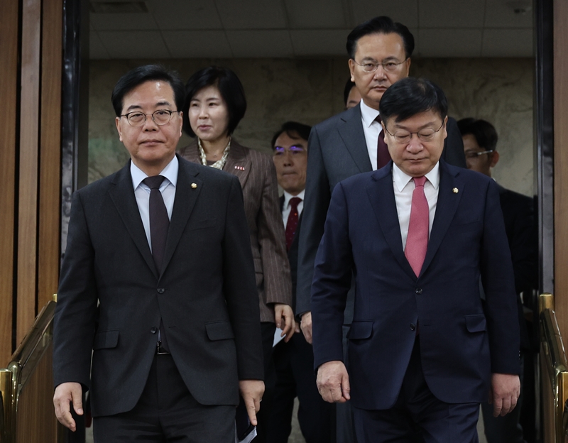 더불어민주당이 후반기 국회 원 구성과 관련해 18개의 상임위원장을 모두 갖고 오겠다고 엄포를 놓자 국민의힘이 강하게 반발했다. 사진은 송언석 원내대표가 24일 국회에서 열린 원내대책회의에 참석 하고 있는 모습. / 뉴시스